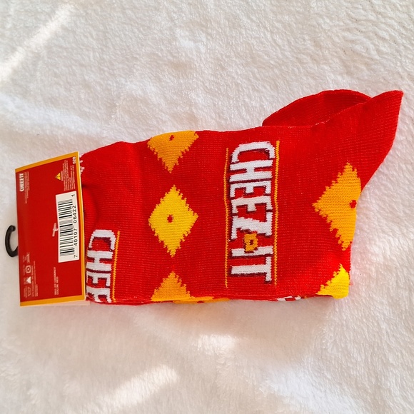 Cheez It Cracker new pair of men's socks fits shoe size 6-12 - Picture 7 of 8